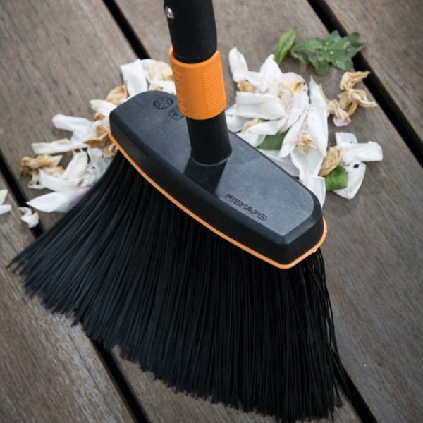 Метла для подметания Fiskars QuikFit 135534 (1001415)