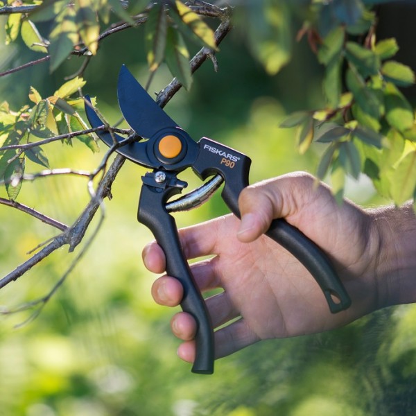 Профессиональный плоскостной секатор до 26 мм Fiskars Pro P90, 111960 (1001530)