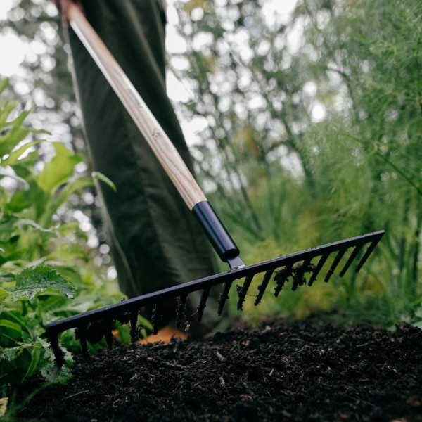 Грабли Fiskars Solid с деревянной ручкой 16 зубцов (1011600)
