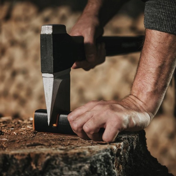 Подарочный набор Fiskars Norden chopping axe N7 + sharpener SET 1051146
