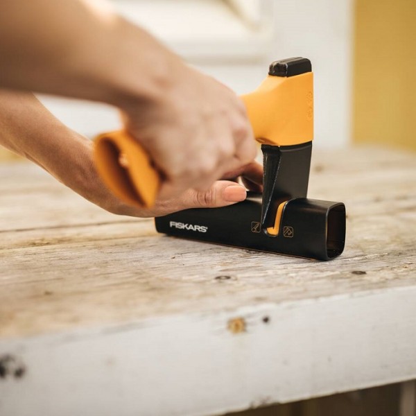 Подарочный набор Fiskars (Топор XXS X5 1015617 + нож + точилка) 1057913