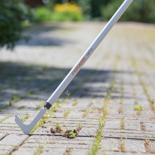 Сапа Fiskars White для уборки травы между плиткой и брусчаткой облегчённая 136543 (1019604)