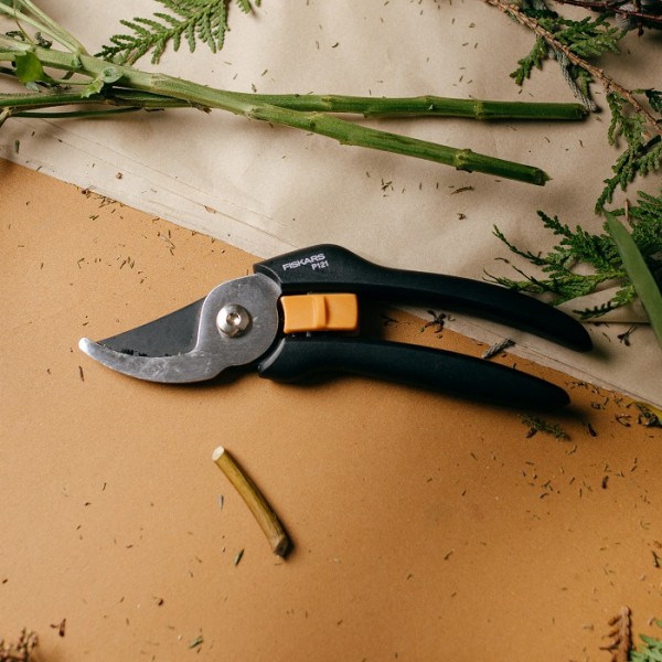 Плоскостной секатор до 18 мм Fiskars Solid™ Bypass P121 (1057160)