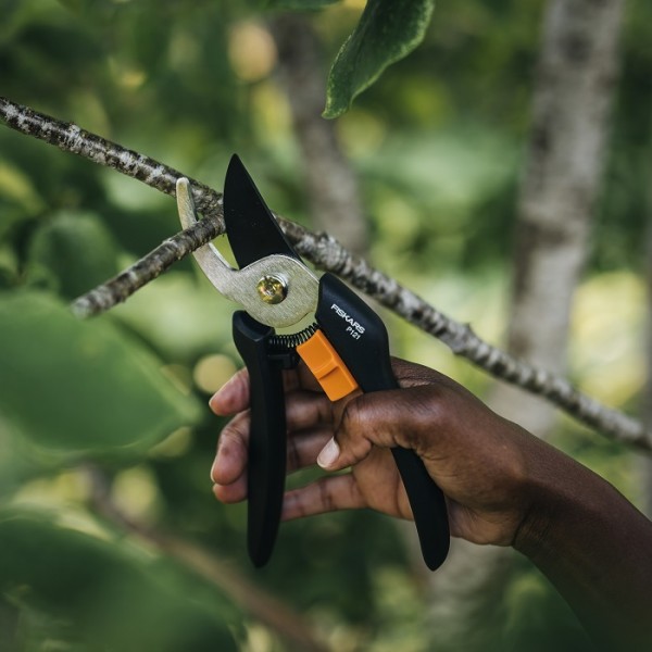 Плоскостной секатор до 18 мм Fiskars Solid™ Bypass P121 (1057160)