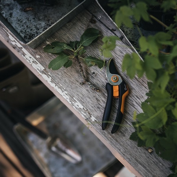 Плоскостной секатор до 20 мм Fiskars Solid™ Bypass P321 (1057162)