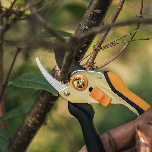 Площинний секатор до 20 мм Fiskars Solid™ Bypass metal P331 (1057163)