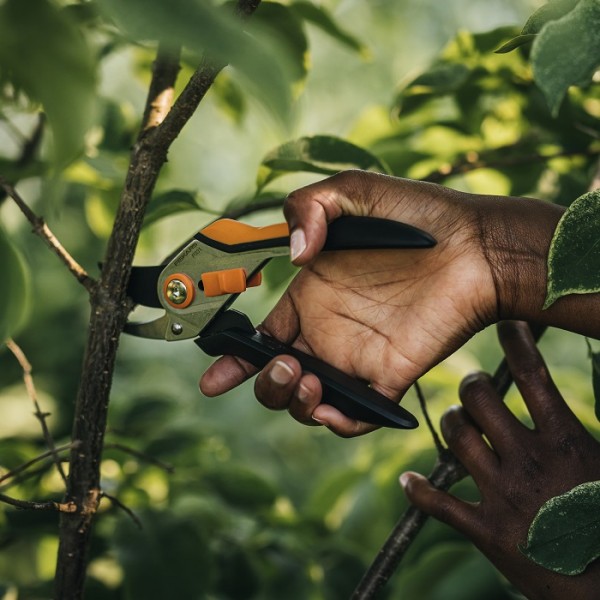 Площинний секатор до 20 мм Fiskars Solid™ Bypass metal P331 (1057163)