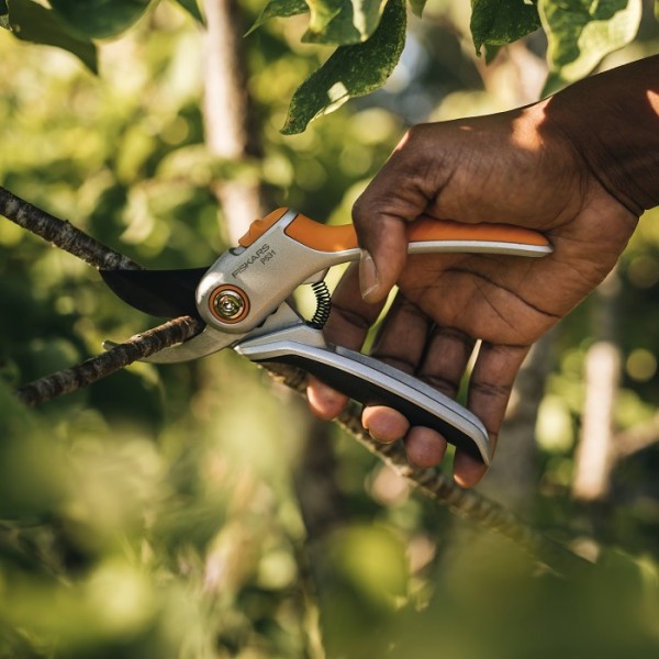 Площинний секатор до 24 мм Fiskars Plus™ Bypass metal, P531 (1057168)