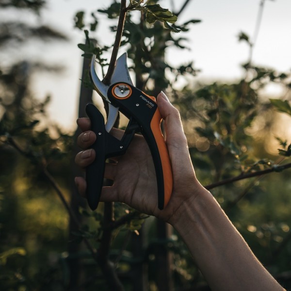 Площинний секатор до 24 мм Fiskars Plus™ Bypass P721 (1057170)