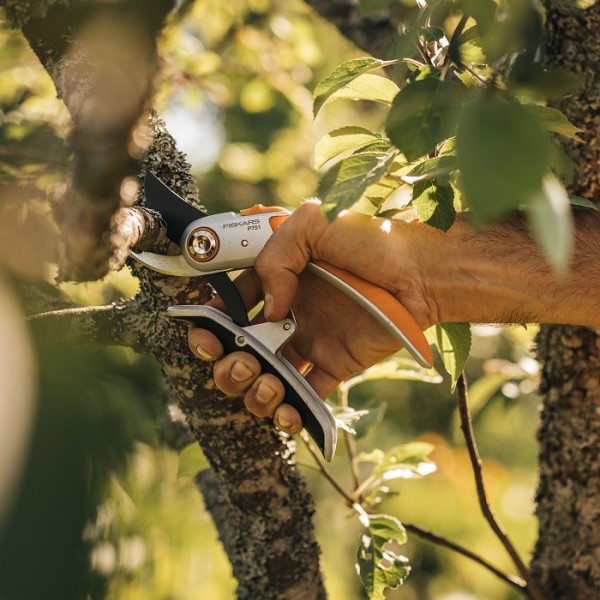 Площинний секатор до 22 мм Fiskars Plus™ Bypass metal, P751 (1057172)