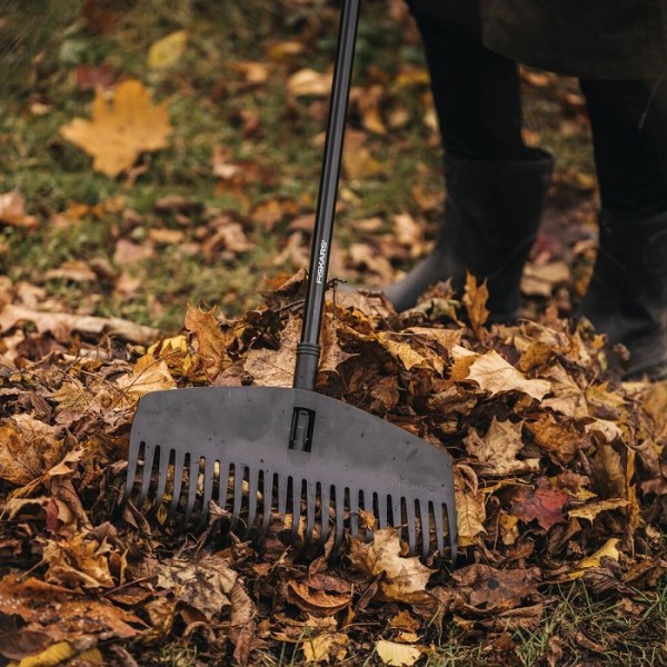 Грабли для листьев средние Fiskars Solid M (1063089)