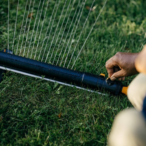 Дождеватель Fiskars осциллирующий Fiskars X-Series M (1070832)