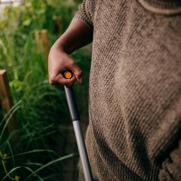 Мотыга S-ручка Fiskars Ergonomic (1076979)