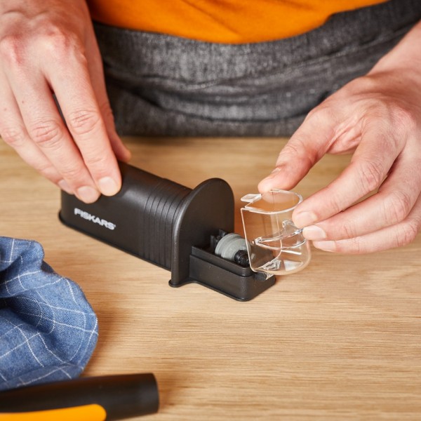 Точилка для кухонних ножів Fiskars Essential Roll-Sharp (1065598) 1065598 Точилка для кухонних ножів Fiskars Essential Roll-Sharp (1065598) 1065598