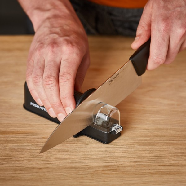 Точилка для кухонних ножів Fiskars Essential Roll-Sharp (1065598) 1065598 Точилка для кухонних ножів Fiskars Essential Roll-Sharp (1065598) 1065598