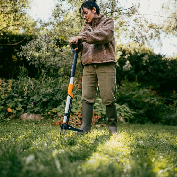 Телескопический удалитель сорняков Fiskars X-series™ Weed Puller (1080510) Телескопический удалитель сорняков Fiskars X-series™ Weed Puller (1080510)