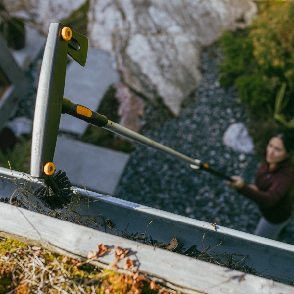 Щітка для водостоків Fiskars OneClick + ручка 220-400 см (1080718) 1080718 Щітка для водостоків Fiskars OneClick + ручка 220-400 см (1080718) 1080718