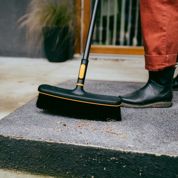 Щітка для прибирання у дворі Fiskars OneClick 34 см (1080700) 1080700 Щітка для прибирання у дворі Fiskars OneClick 34 см (1080700) 1080700