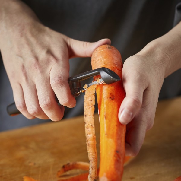 Овочечистка Fiskars Functional Form з рухомим лезом (1014419)