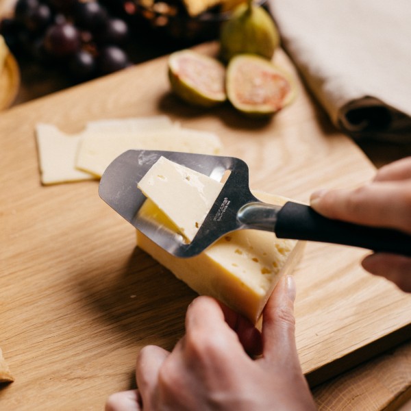 Кухонний ніж Fiskars Essential для сиру 21 см Black (1065587)