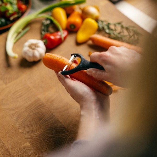 Овочечистка Fiskars Essential з рухомим лезом 6 см (1065599)