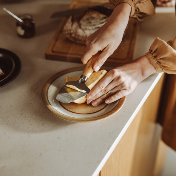 Кухонний ніж для твердого сиру Fiskars Folken 26 см, FSC-клен (1075681)
