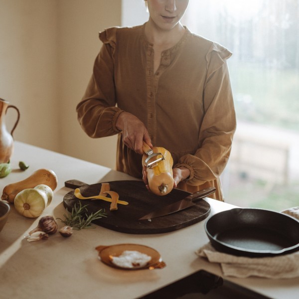 Овочечистка Fiskars Folken з рухомим лезом 6 см, FSC-клен (1075682)