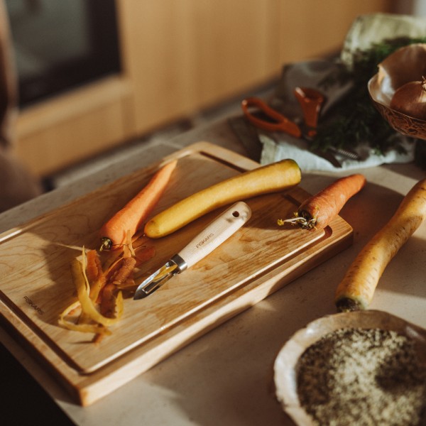 Овочечистка Fiskars Folken, фиксоване лезо, FSC-клен (1075683)