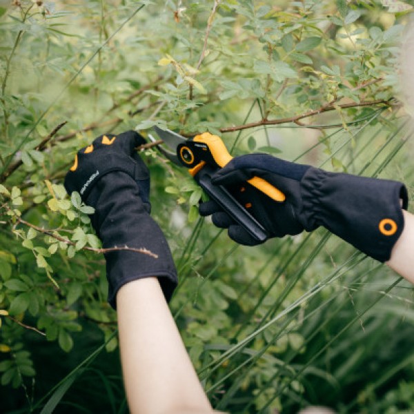 Перчатки для ухода за кустарниками Fiskars (8) 1071152