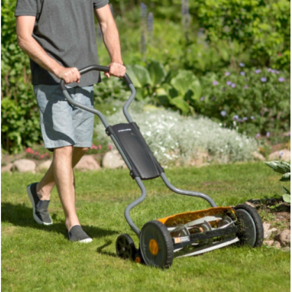 Механическая газонокосилка Fiskars StaySharp™ Plus Reel Mower 113872 (1015649)