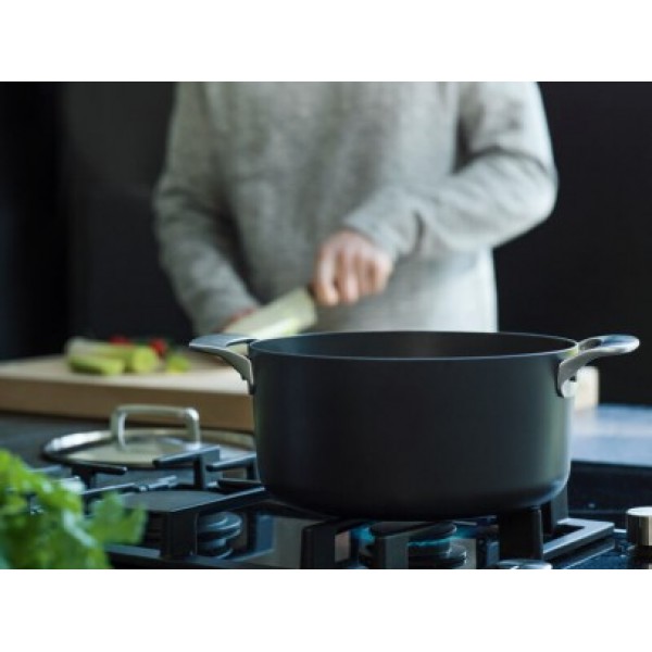 Сотейник Fiskars Rotisser 26 см 1023752