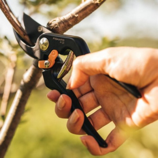 Садовий секатор Fiskars Solid™ (P131) 1057161